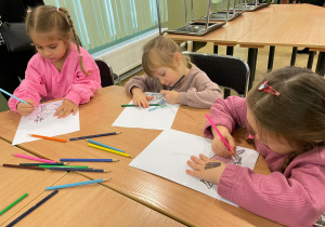 dziewczynki kolorują kolorowankę