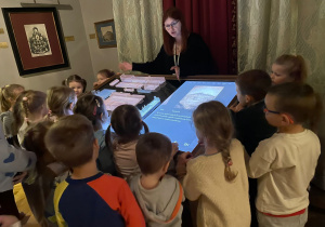 dzieci przy makiecie