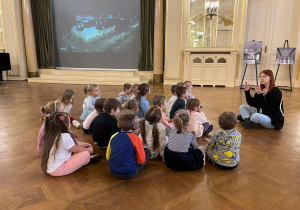 dzieci słuchają pani przewodnik