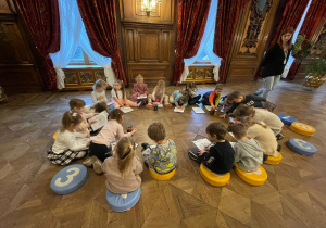 dzieci kolorują pawia