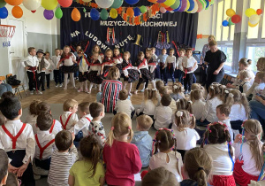 Dzieci tańczą taniec góralski.