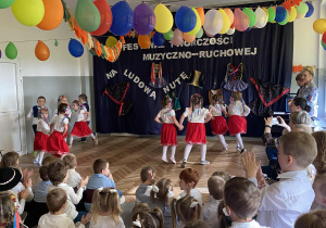 Dzieci tańczą Krakowiaczka.