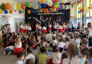 Dzieci tańczą taniec Klepany.