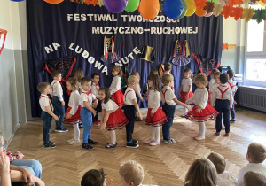 Dzieci tańczą taniec Klepany.