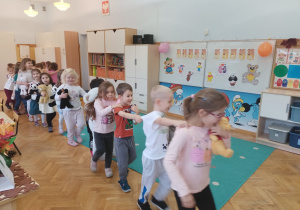 Dzieci z misiami jadą pociągiem.