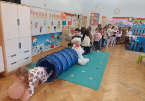 Dziewczynka przechodzi przez tunel.