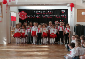 Grupa śpiewa piosenkę.