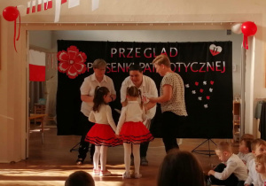 Wręczanie dyplomu przedstawicielkom grupy.