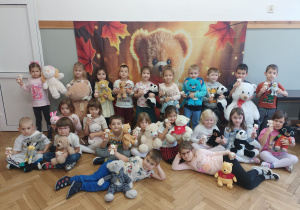 Grupa Smerfy z misiami.