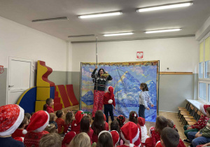 Dzieci oglądają teatrzyk.