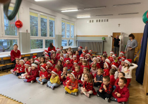Wszystkie przedszkolaki ubrane na czerwono.