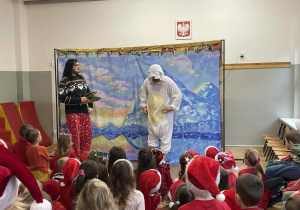 Dzieci oglądają teatrzyk.