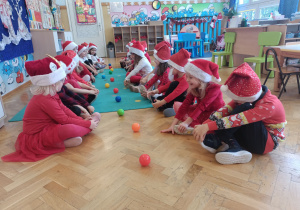 Zabawa "Bombkę złap"