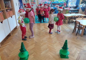 Dzieci przenoszą balony trzymając je między brzuchami.