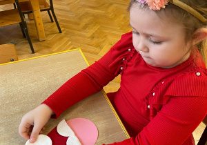 dziewczynka tworzy Mikołaja