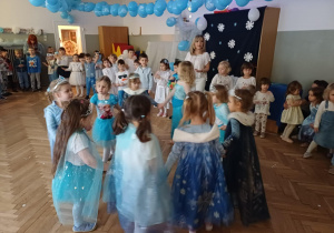 Elzy tańczą w kole.