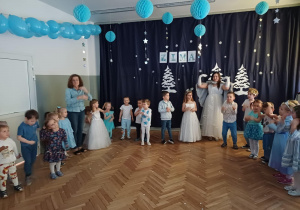 Dzieci ilustrują ruchem piosenki.