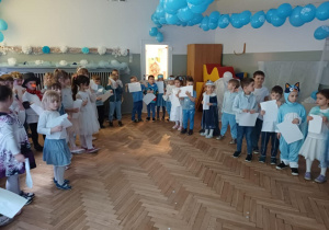 Dzieci tworzą kule z papieru.