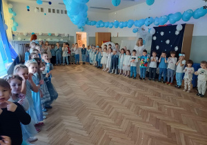 Dzieci ilustrują ruchem piosenki.