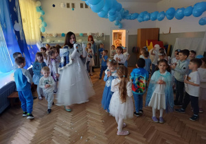 Zabawa w lodowe figurki.