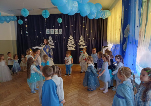 Dzieci tworzą zaprzęgi.