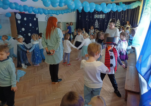 Dzieci tańczą na balu.