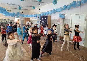 Dzieci powtarzają układ taneczny.