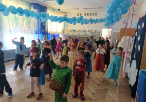 Dzieci powtarzają układ taneczny.