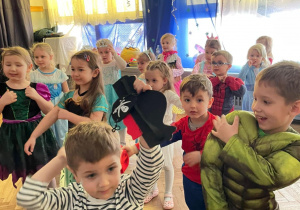 Dzieci bawią się przy muzyce.