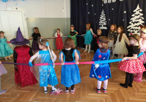 Zabawa z gumą sensoryczną.