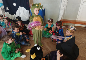 Zabawa przy muzyce z pomponem.