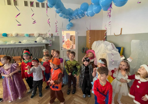 Dzieci tańczą przy muzyce.