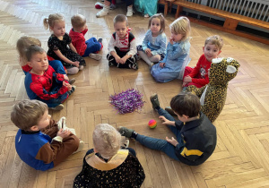 Zabawa z pomponem i piłeczką.