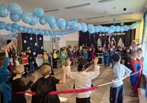 Zabawa z gumą sensoryczną.