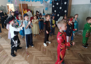 Wspólna zabawa dzieci.