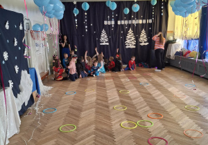 Zabawa z obręczami.