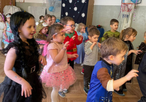 Zabawa muzyczno-ruchowa.