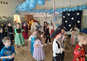 Dzieci słuchają animatorki.