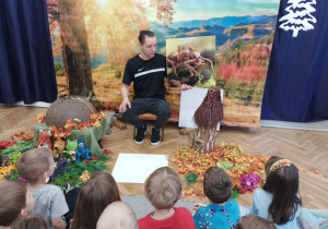 Pszczelarz opowiada o budowie pszczół.