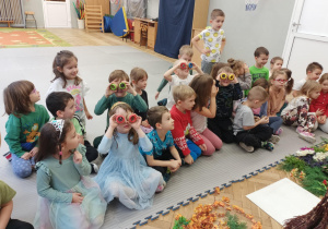 Dzieci patrzą przez szkiełka.