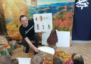 Pszczelarz opowiada o pszczołach.