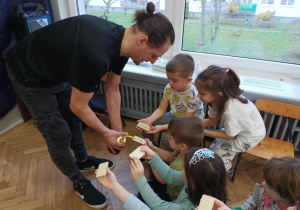 Dzieci próbują wafelek z miodem.