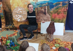 Dzieci obserwują makietę mrowiska.