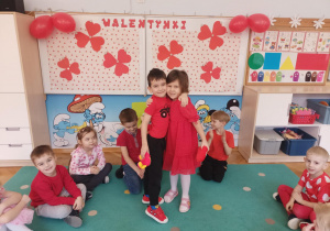 Chłopiec przytula koleżankę.