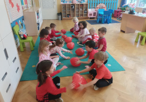 Zabawa "Serduszko złap".