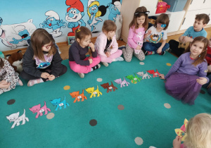 Dziewczynka ułożyła kotki w ciągu cyfrowym.