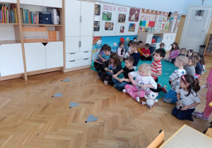 Dzieci ciągną myszki na sznurku.