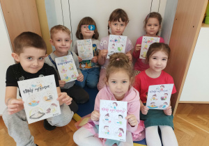 Dzieci prezentują kolorowanki.