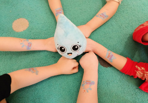 Rączki z tatuażami.