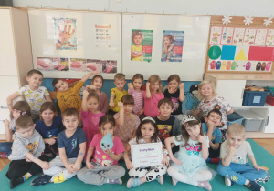 Grupowe zdjęcie z certyfikatem Przedszkola bez owsików.